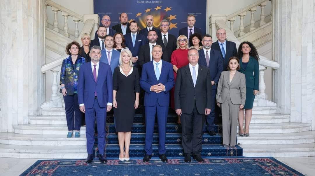 Laura Vicol, pe vremea cînd era reținută doar pentru o poză cu președintele țării (foto)