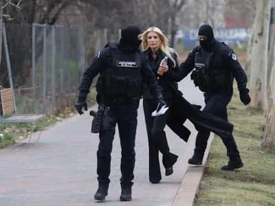 (VIDEO) Laura Vicol și Vladimir Ciorbă, duși cu duba în arestul Poliției