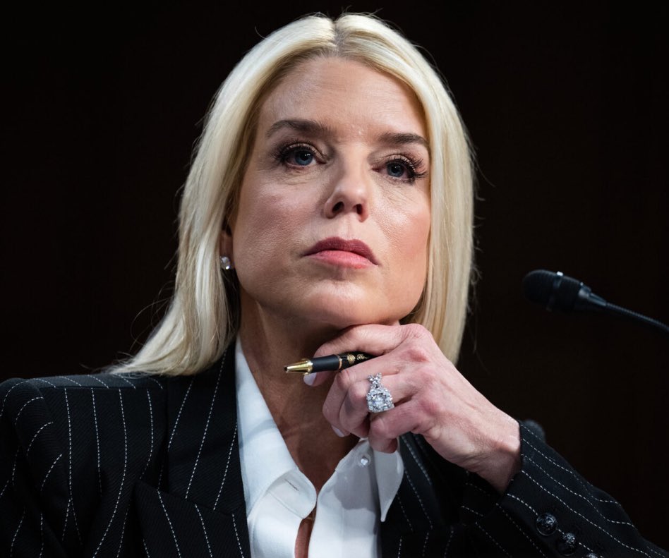 Cine este blonda lui Trump