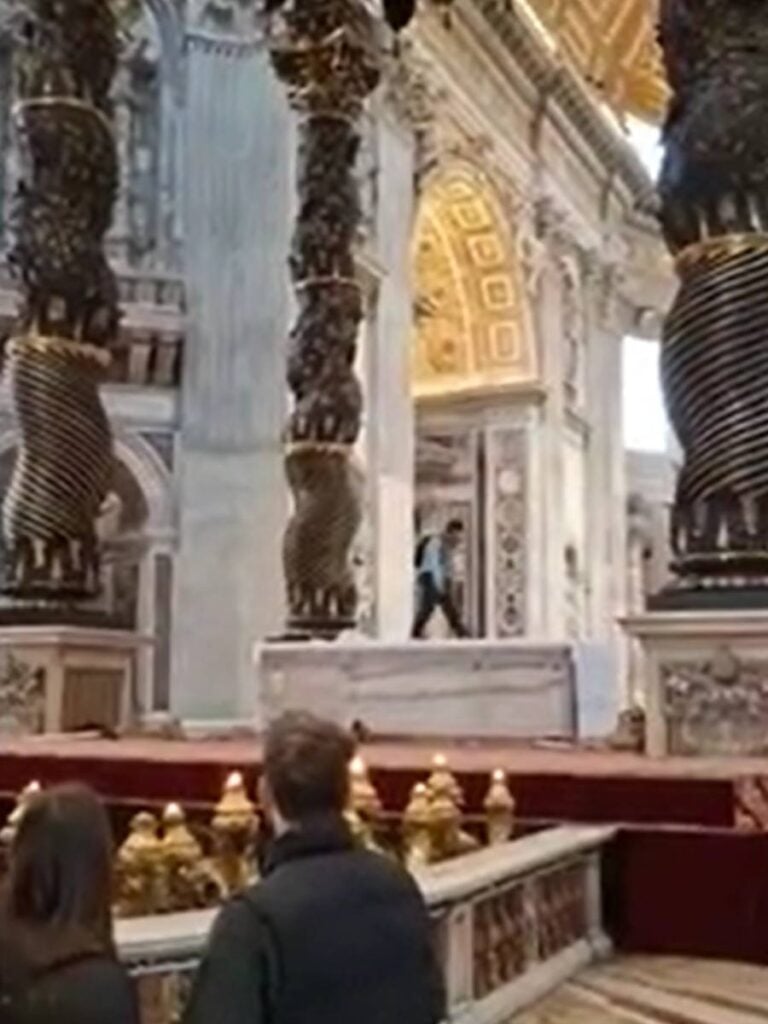 Un român s-a năpustit asupra altarului din Bazilica Sf. Petru