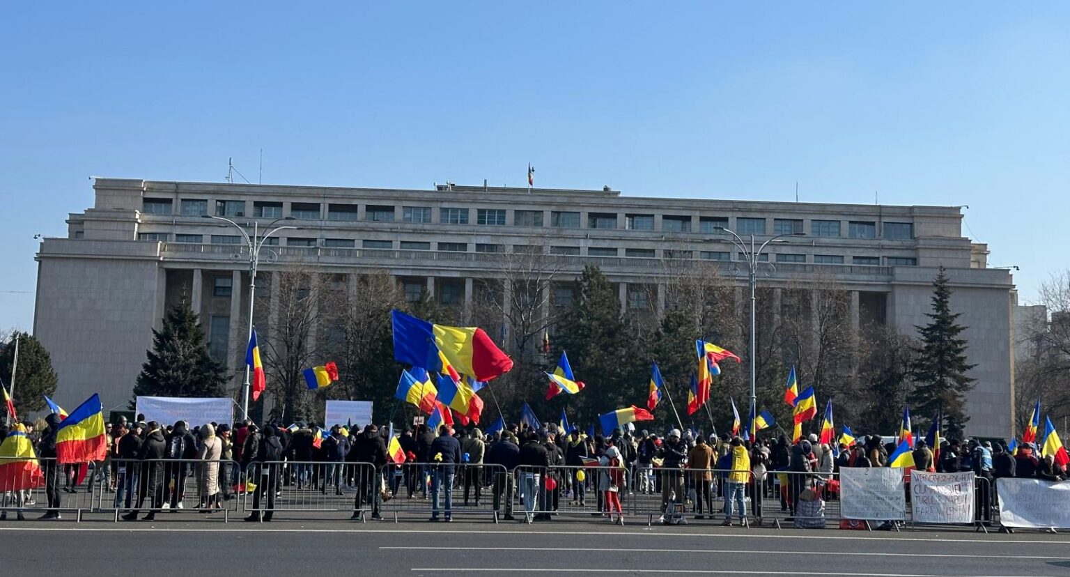 Gaze lacrimogene folosite în Piaţa Victoriei. VIDEO
