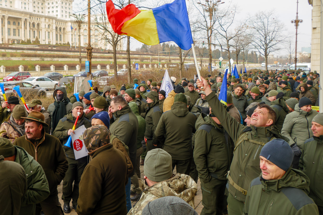”Guvernul a diminuat salariile”. Protest în Capitală