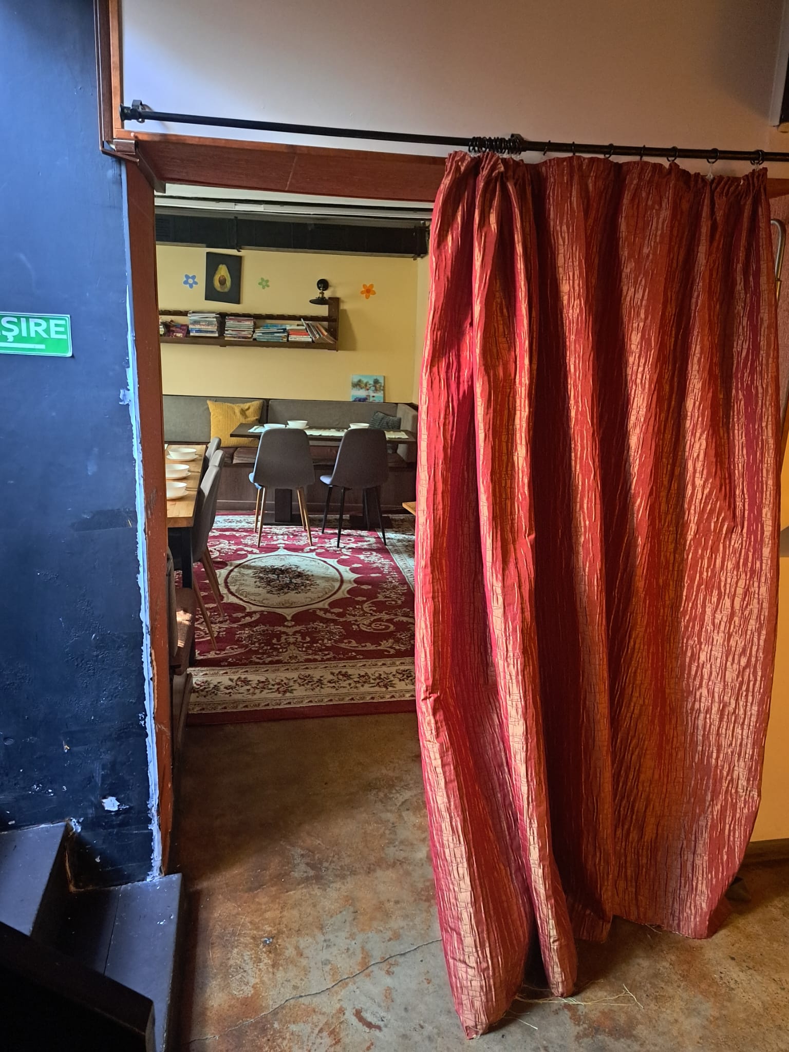 After-school ilegal la subsolul unui restaurant din București