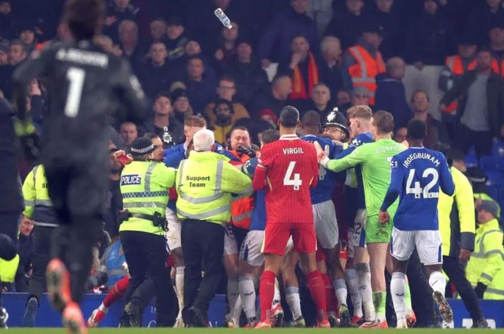 Final cu scandal la derby-ul de Liverpool