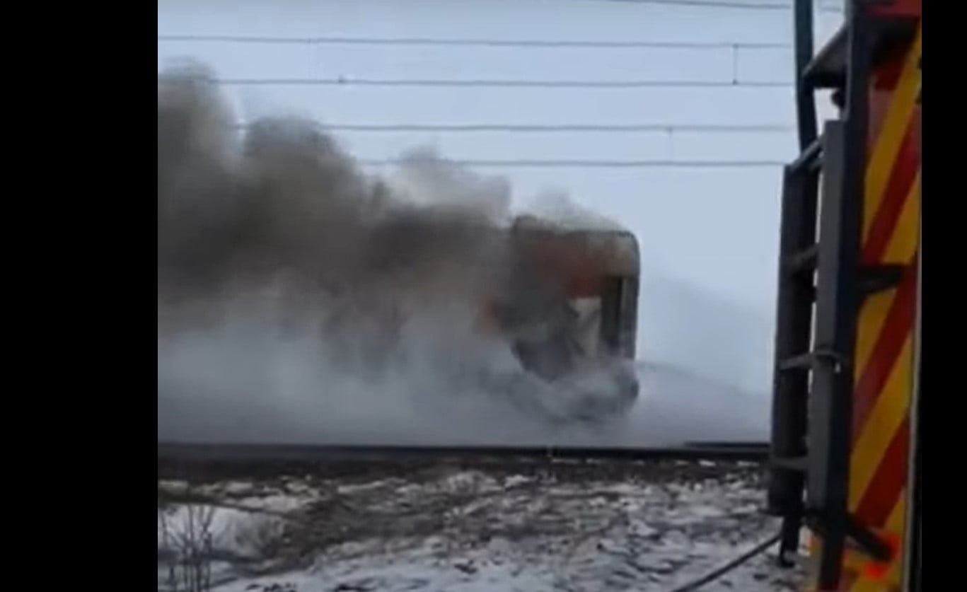 Probleme la CFR. Un tren a deraiat, iar altul a luat foc