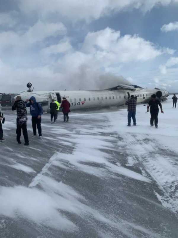 Avion răsturnat cu roțile în sus. VIDEO