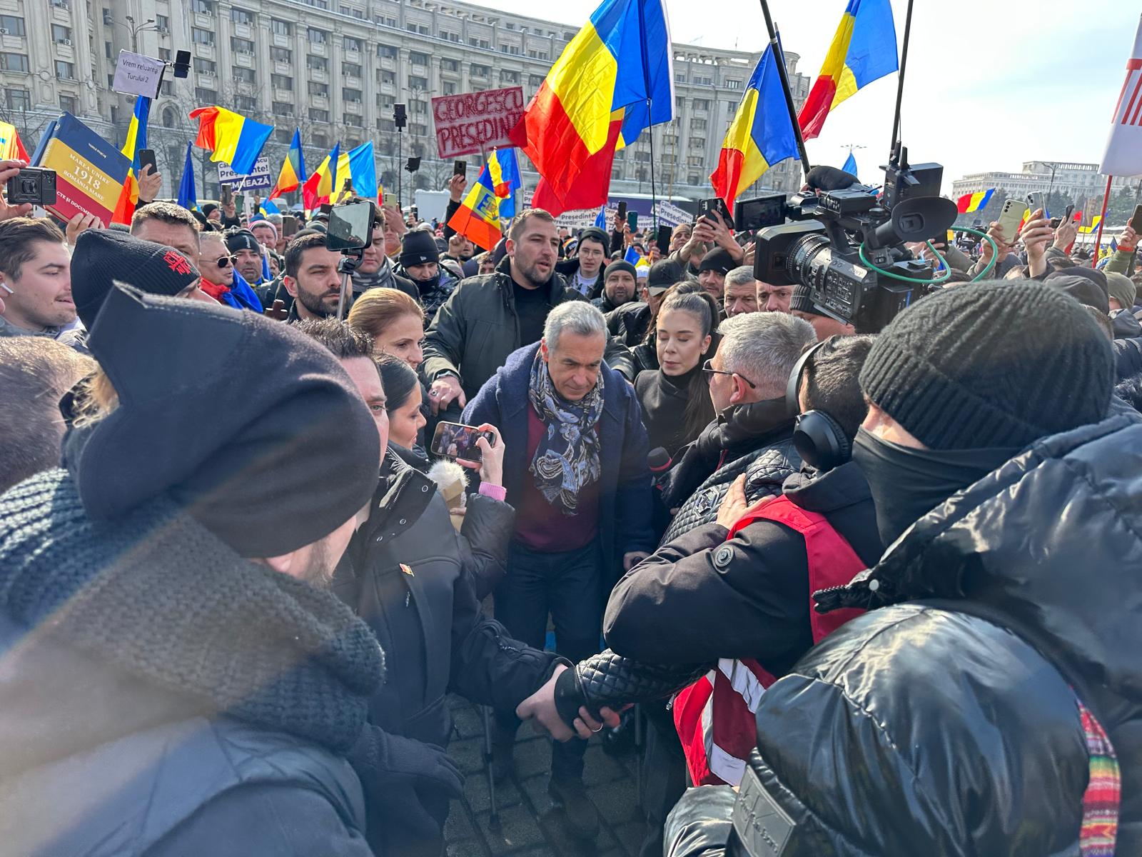 Călin Georgescu, în cârje în mijlocul protestatarilor