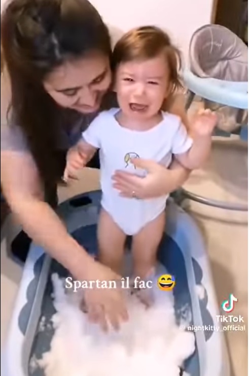 Se cere anchetă în cazul copiilor ținuți dezbrăcați în zăpadă