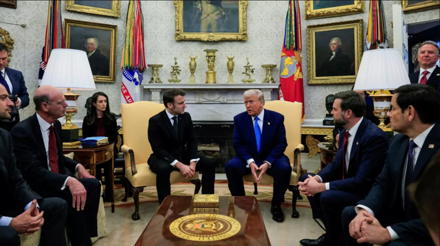 Macron, asseyez-vous! Quatre!