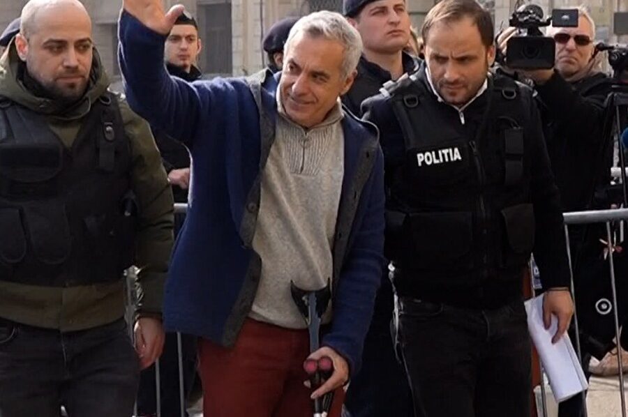 Muniție oarbă pentru curtea lui Enache