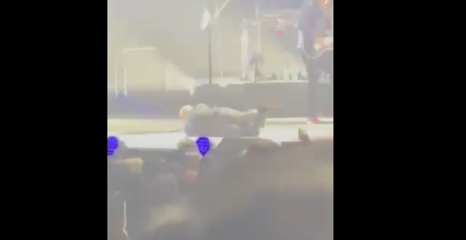 A căzut pe scenă și a îngrozit publicul