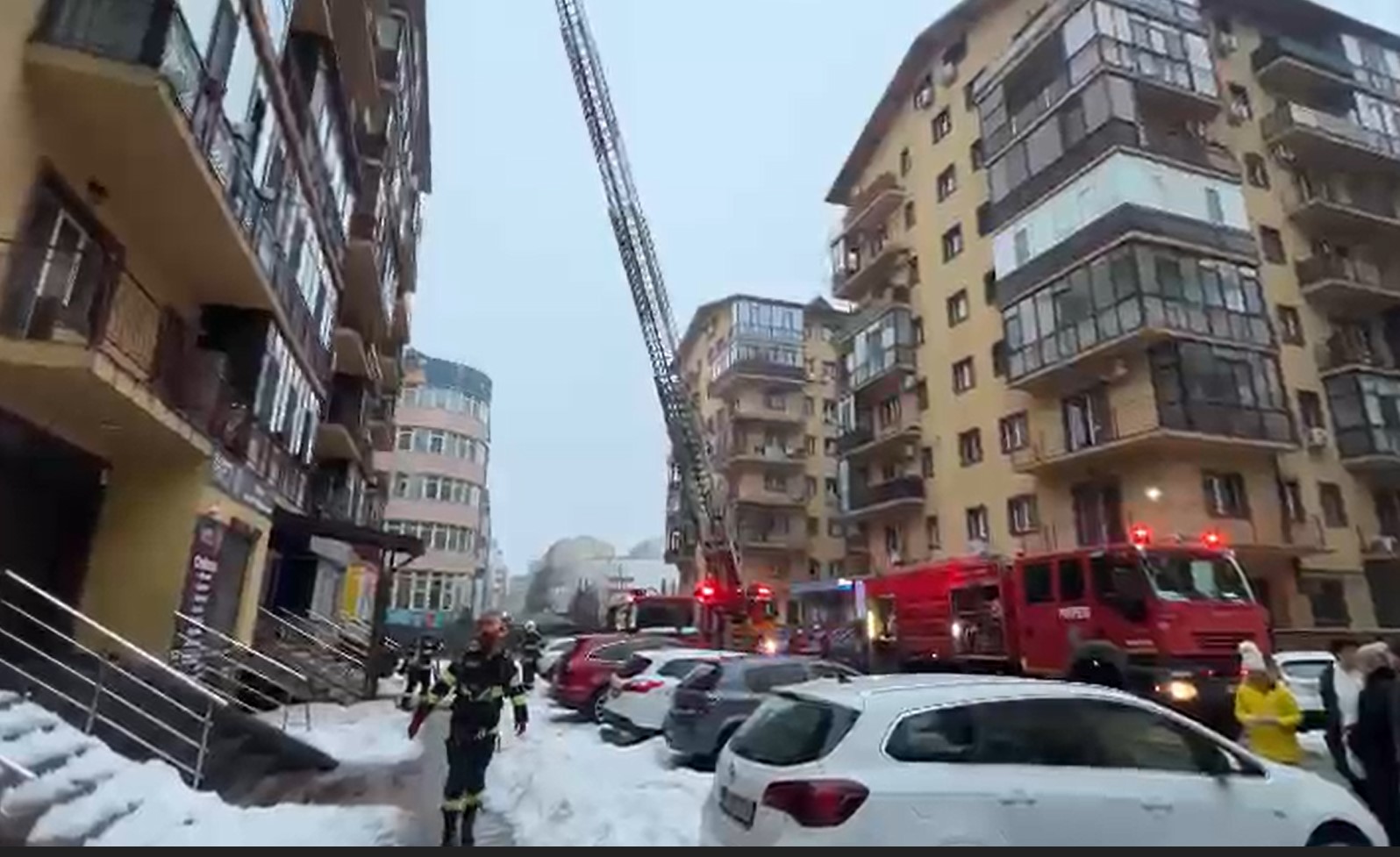 Incendiu dificil la Chiajna. Zeci de pompieri intervin