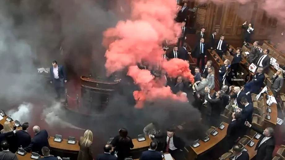 Fumigene în Parlamentul din Serbia
