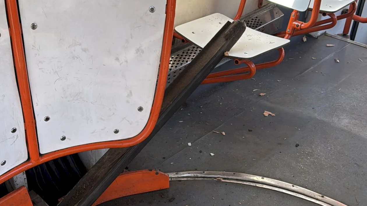 O șină ruptă a străpuns un tramvai