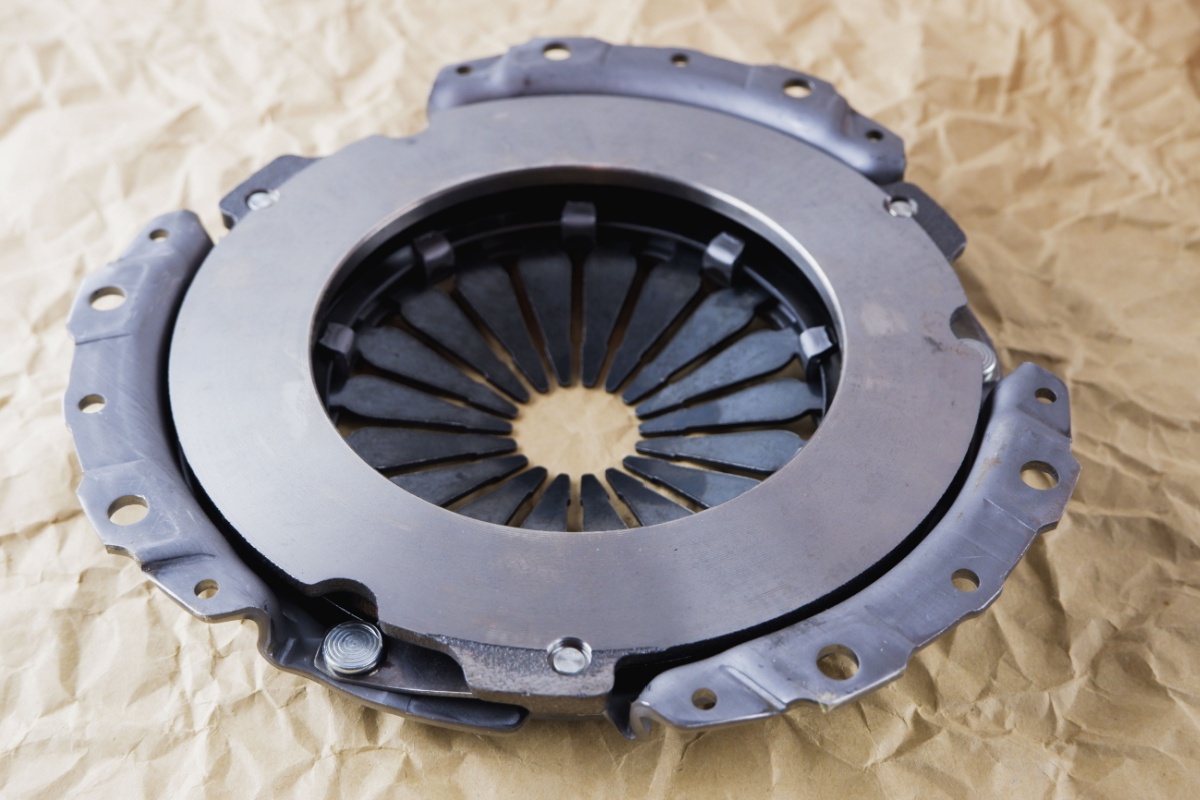 De ce este importantă placa de presiune în performanța sistemului de ambreiaj?