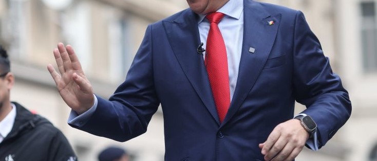 L-a făcut cu ou şi cu oţet: ”Borfaşule”, ”plagiatorule”!