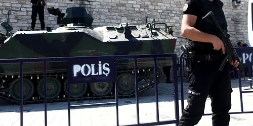 Zeci de utilizatori de social media, arestați în Turcia