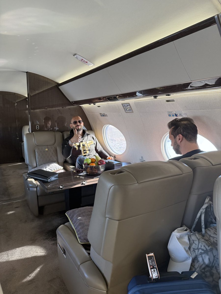 Frații Tate au plecat iar din România