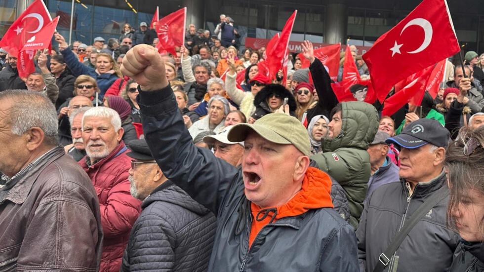 O ”noapte a democraţiei, la Istanbul„.10.000 de persoane denunţă arestarea lui Imamoglu