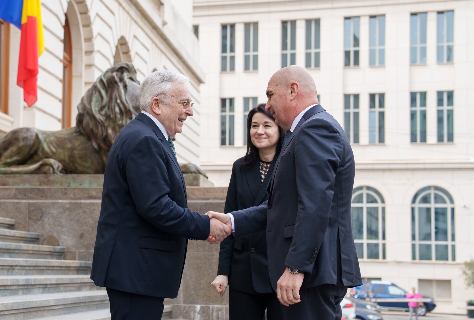 Raport BNR, riscuri majore. Deficitele gemene și declinul industriei europene, cele mai mari amenințări pentru România