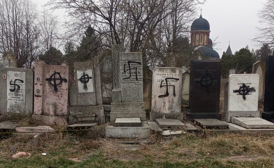 Bacău: Simboluri naziste în cimitirul evreiesc