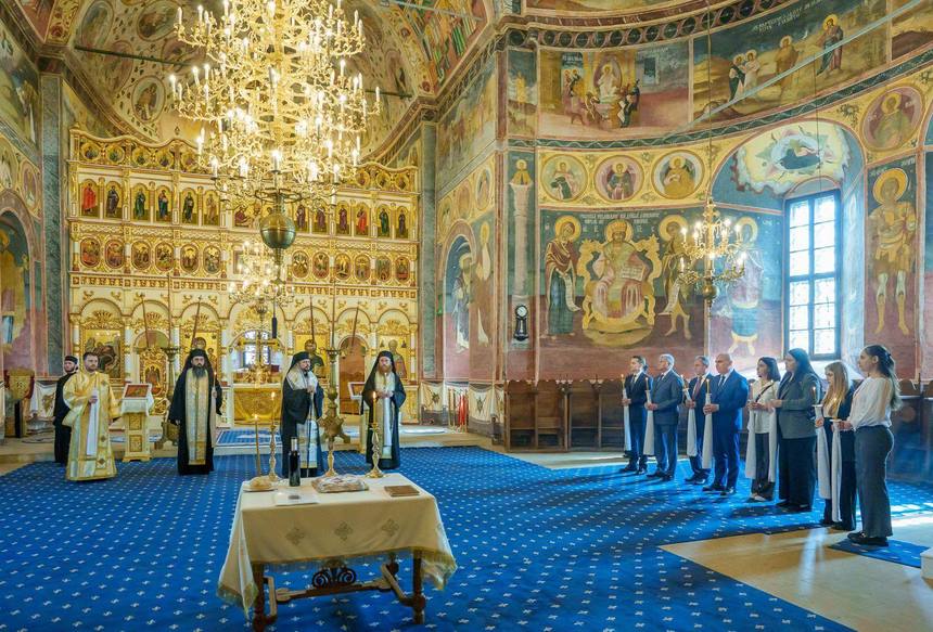 De ce s-a dus Bolojan la mănăstire