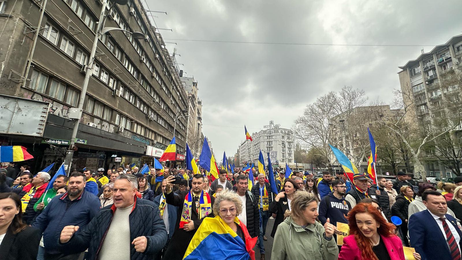 Două manifestații de ziua lui Georgescu: „Coaliția la gunoi, turul 2 înapoi”