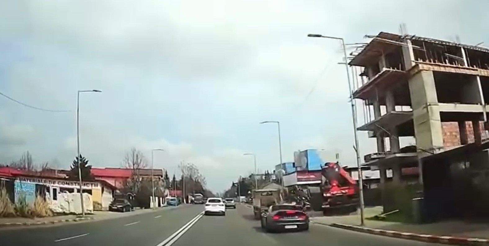 Șofer de Porsche: Cine a pus remorca-n drum?