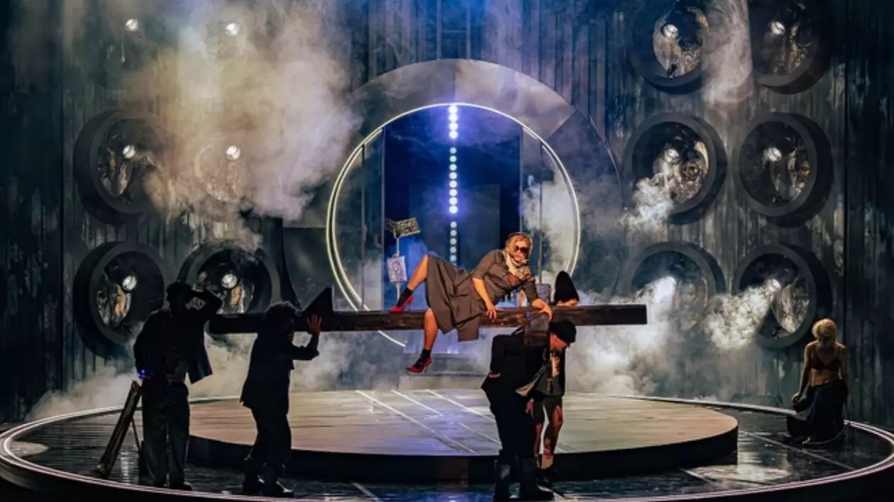 Regizorul piesei cu scandal se plânge de ”amenințări extrem de grave”