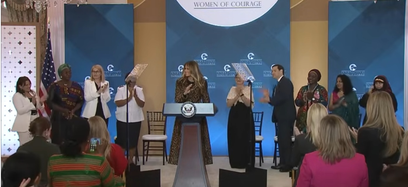 O româncă, premiată de Melania Trump