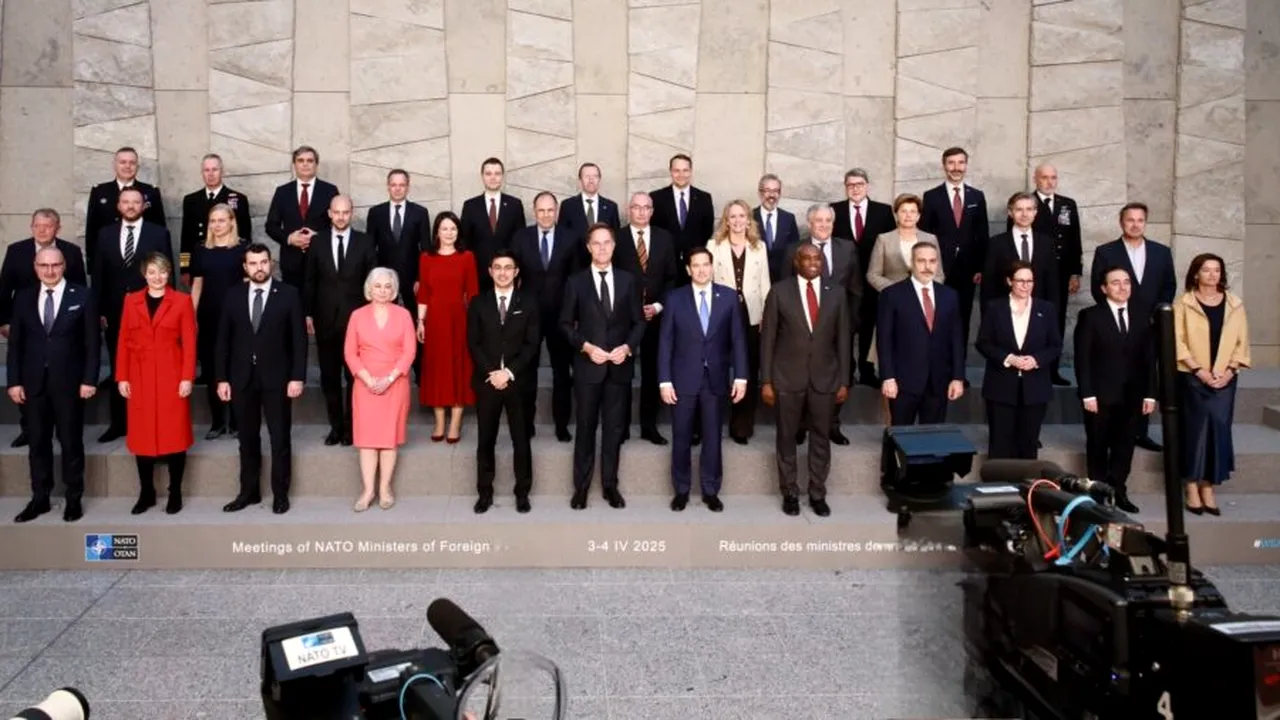 Emil Hurezeanu, aproape să rateze poza de grup