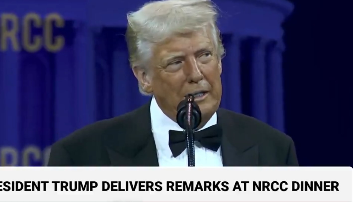 Trump mândru: Mă sună să mă pupe-n fund