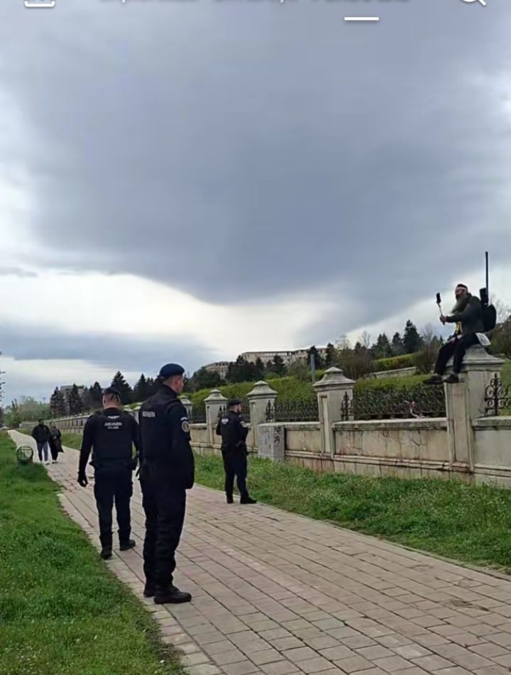 Stegarul dac, șase ore pe gardul Parlamentului