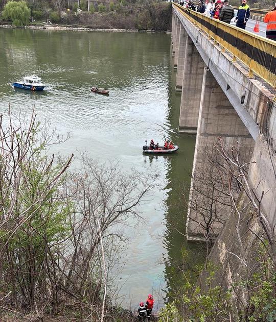 Plan roșu. Un microbuz a căzut în Dunăre (video)