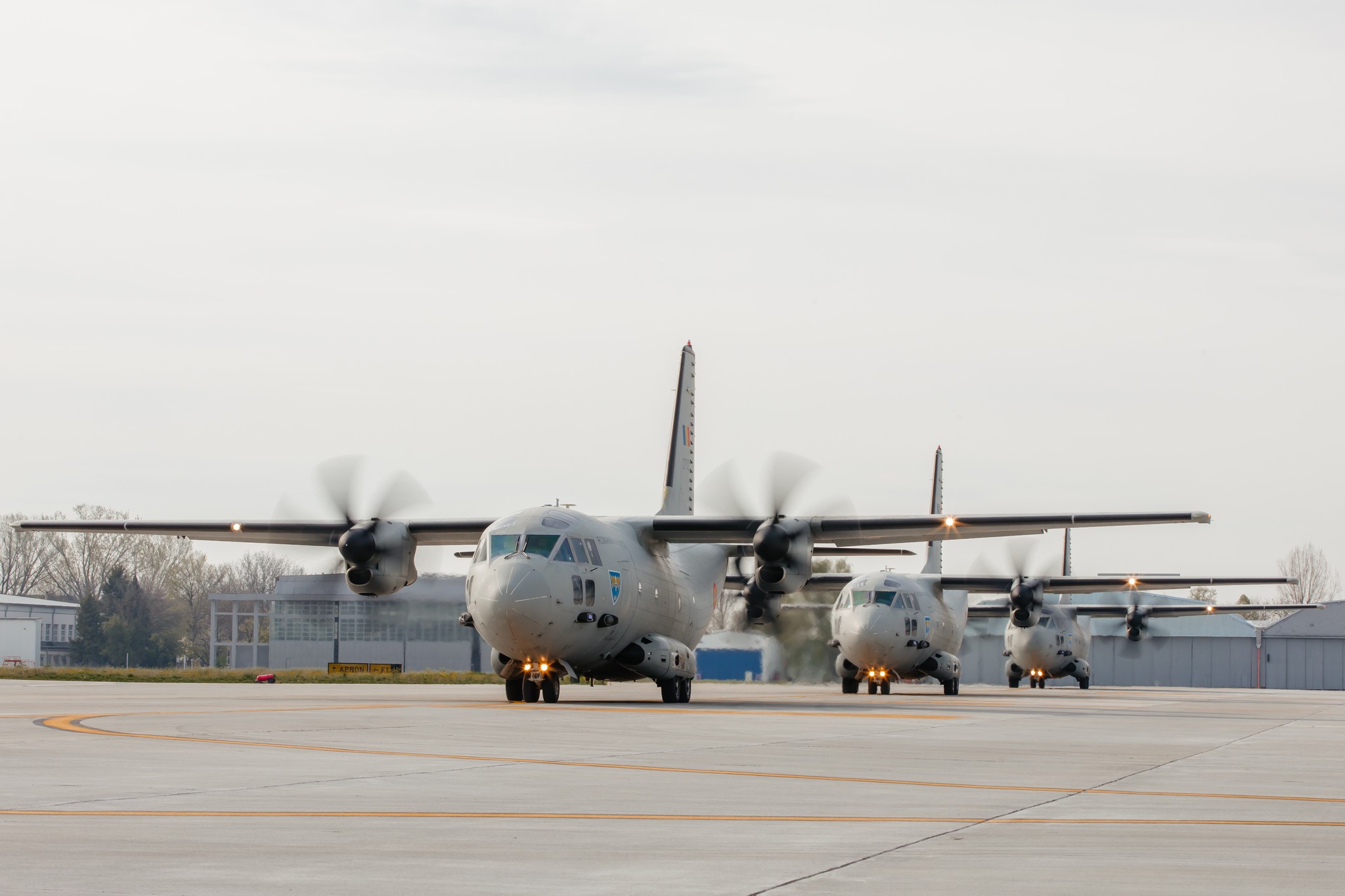 Două aeronave militare de transport la Oradea