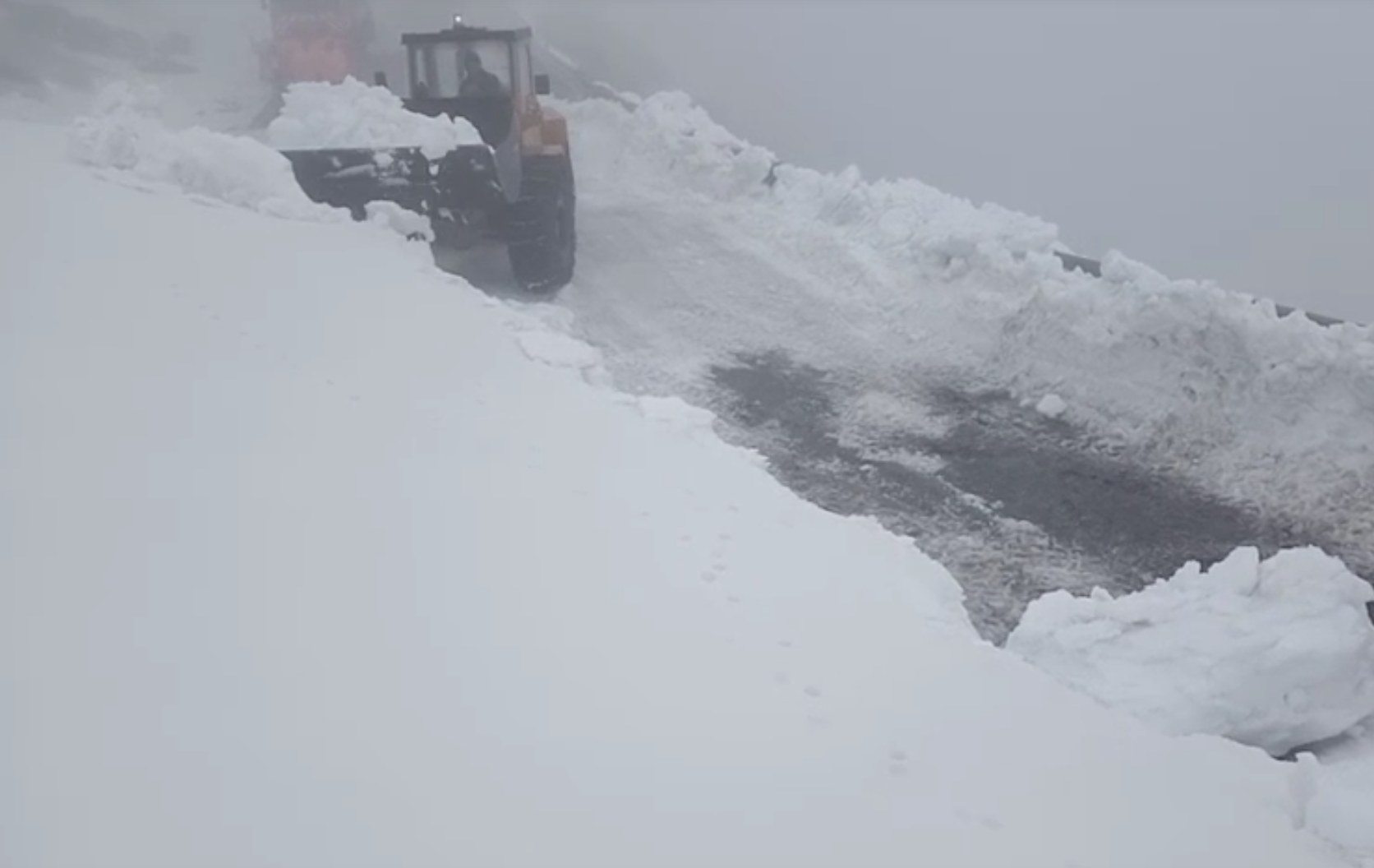 Deszăpezirea e în floare pe Transalpina (video)
