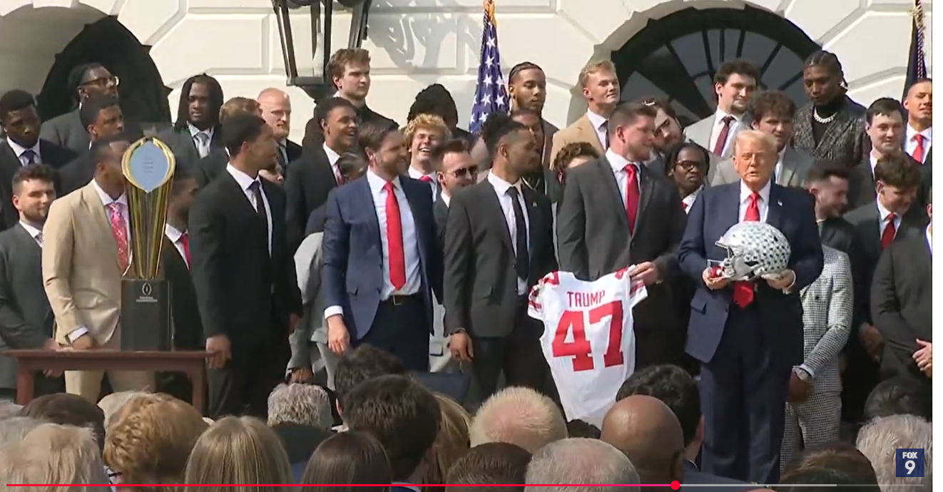 J.D. Vance a scăpat trofeul (video)