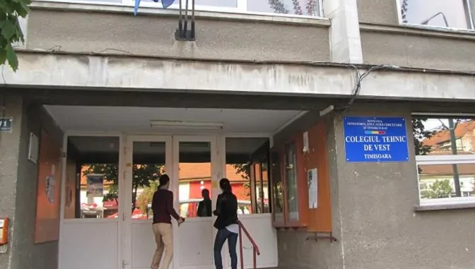 Chiar la liceu. Bărbați îmbrăcați sumar umblă pe holuri