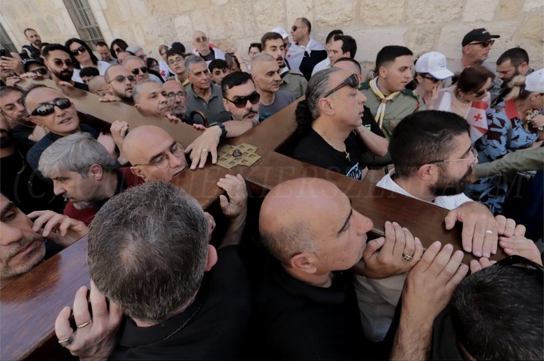 Mii de oameni pe Drumul Crucii la Ierusalim