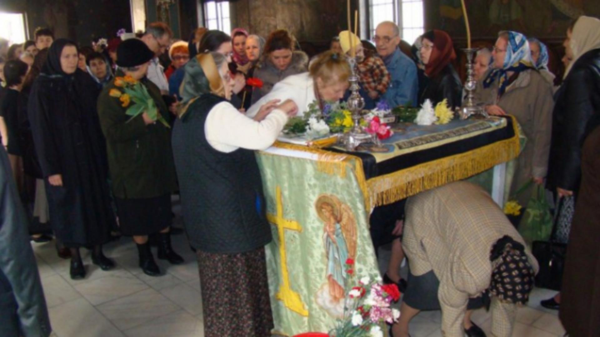 Trecerea pe sub masă din Vinerea Mare (video)