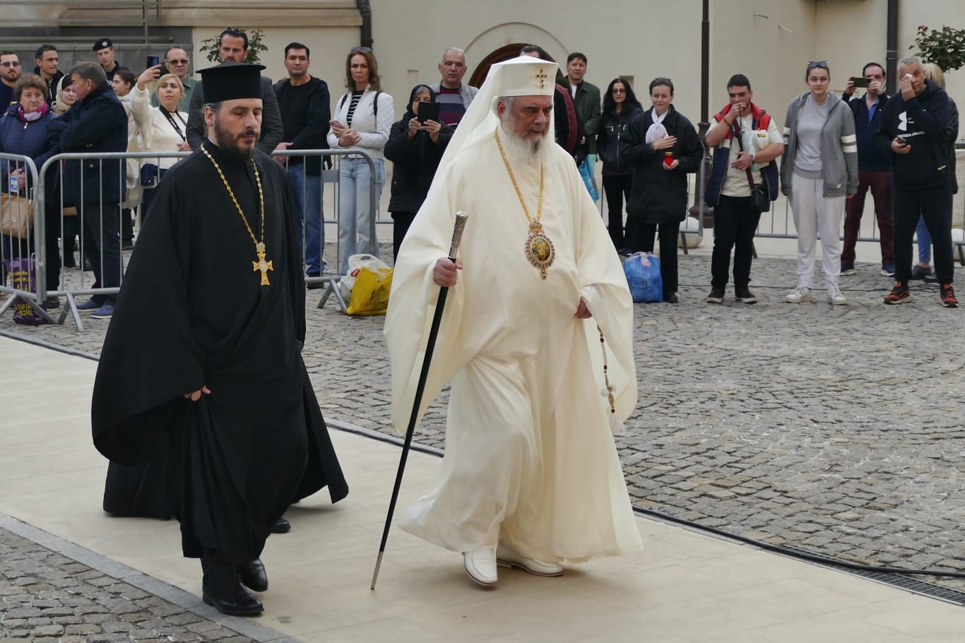 (Fotoreportaj) Patriarhul României a întâmpinat Lumina pascală