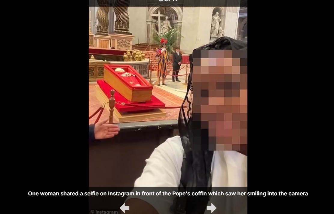 Lugubru: Își fac selfie cu Papa mort (foto)