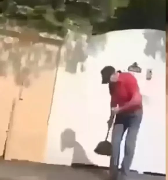 Iohannis, filmat când dă cu mătura (video)