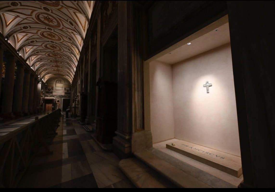 Mormântul Papei a fost deschis publicului (foto)