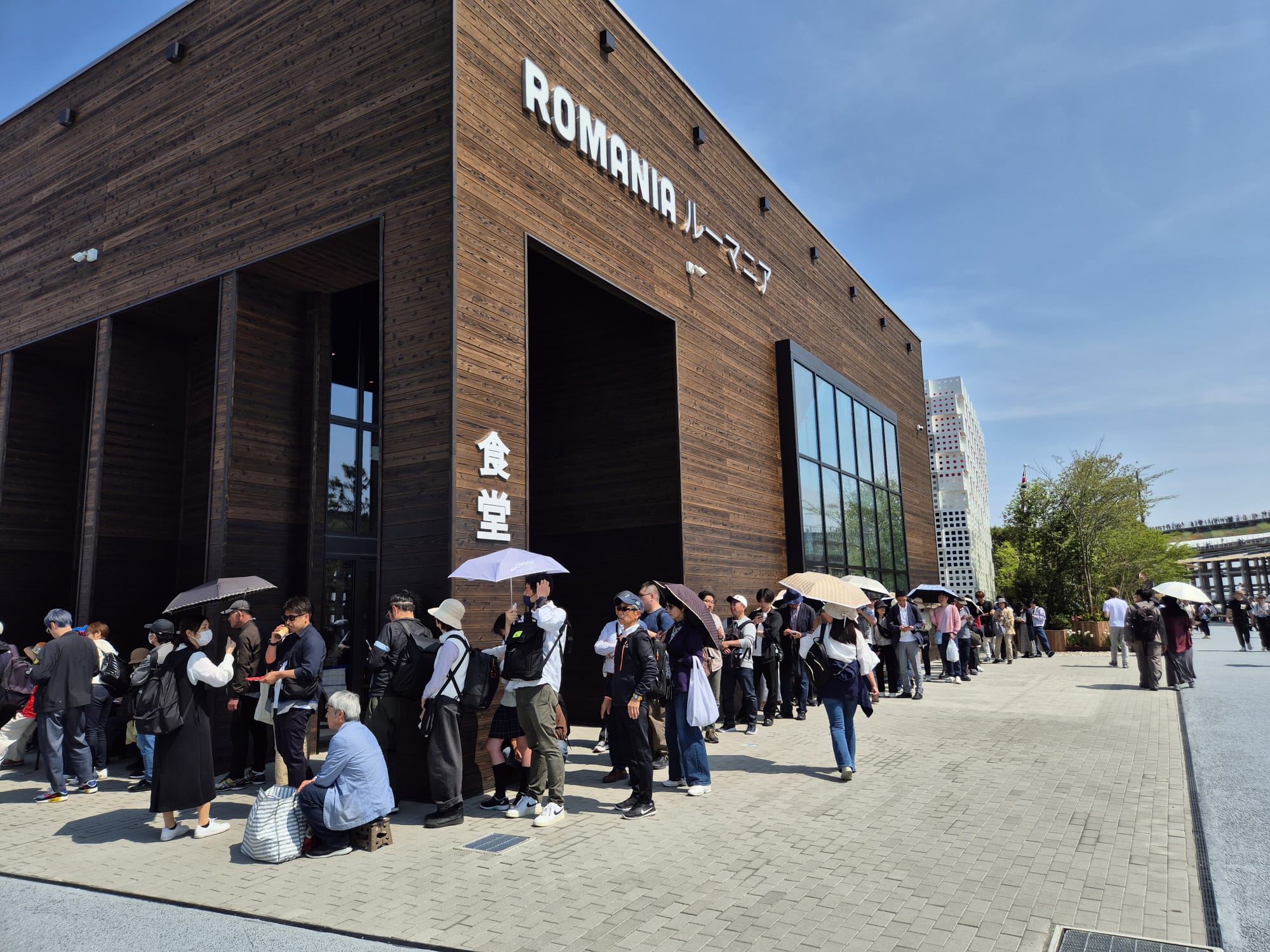 Incredibil!! Japonezii, la coadă ca să-i asculte pe români