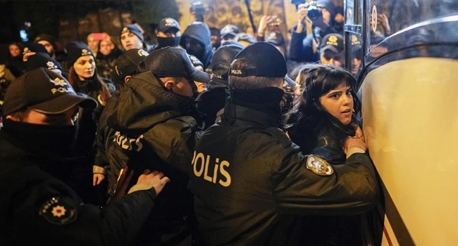 Arestări brutale în Turcia (video/foto)