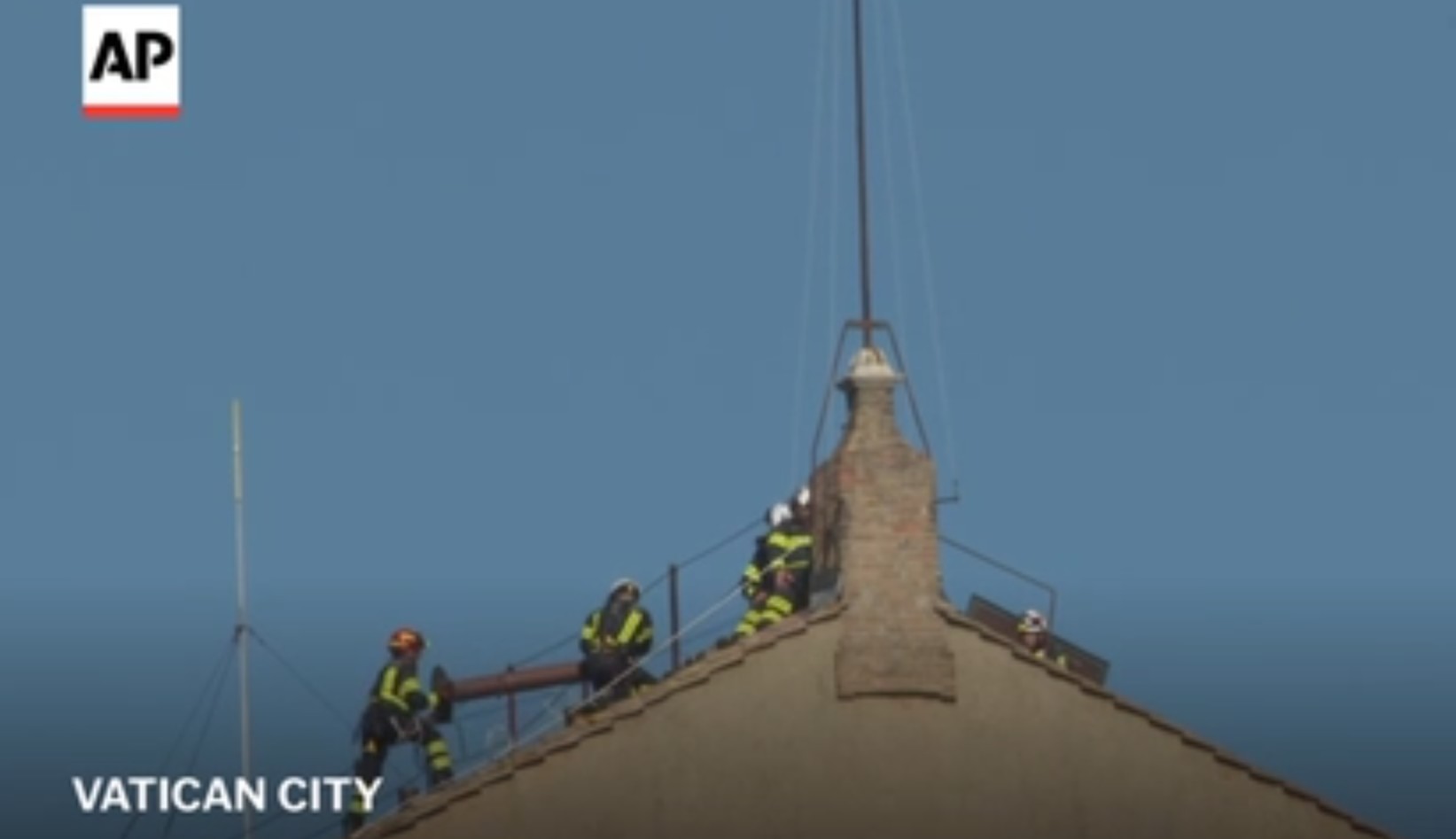 Vatican. A fost instalat coşul de fum (video)