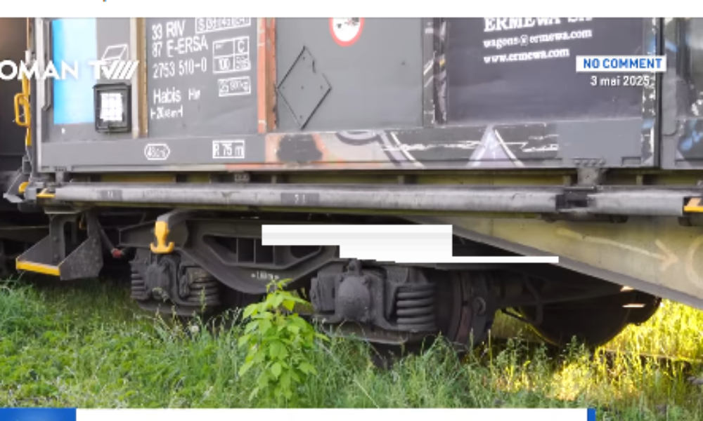 Guard electrocuted and thrown under the train (video)