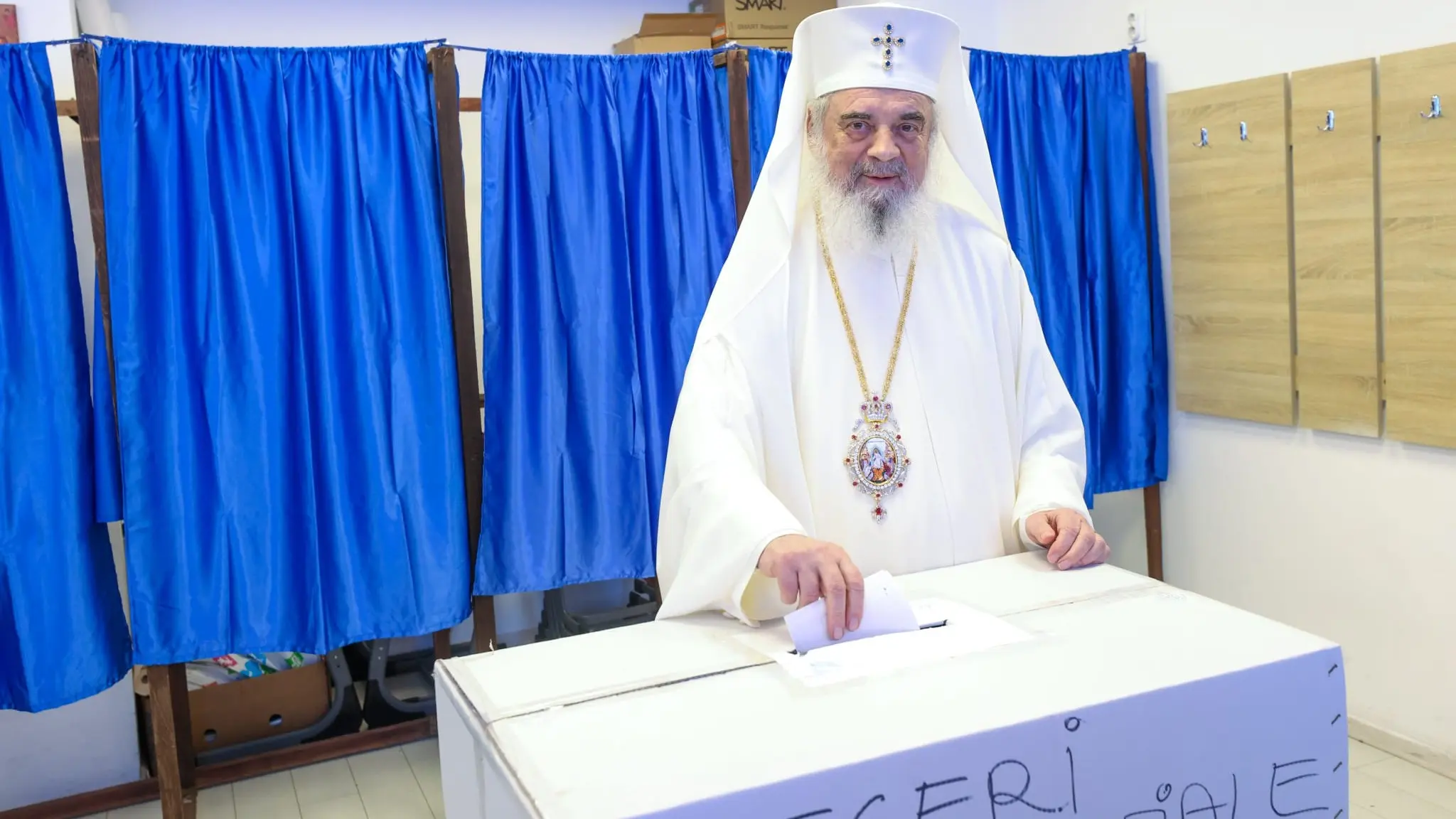 Patriarhul Daniel, surprins la vot