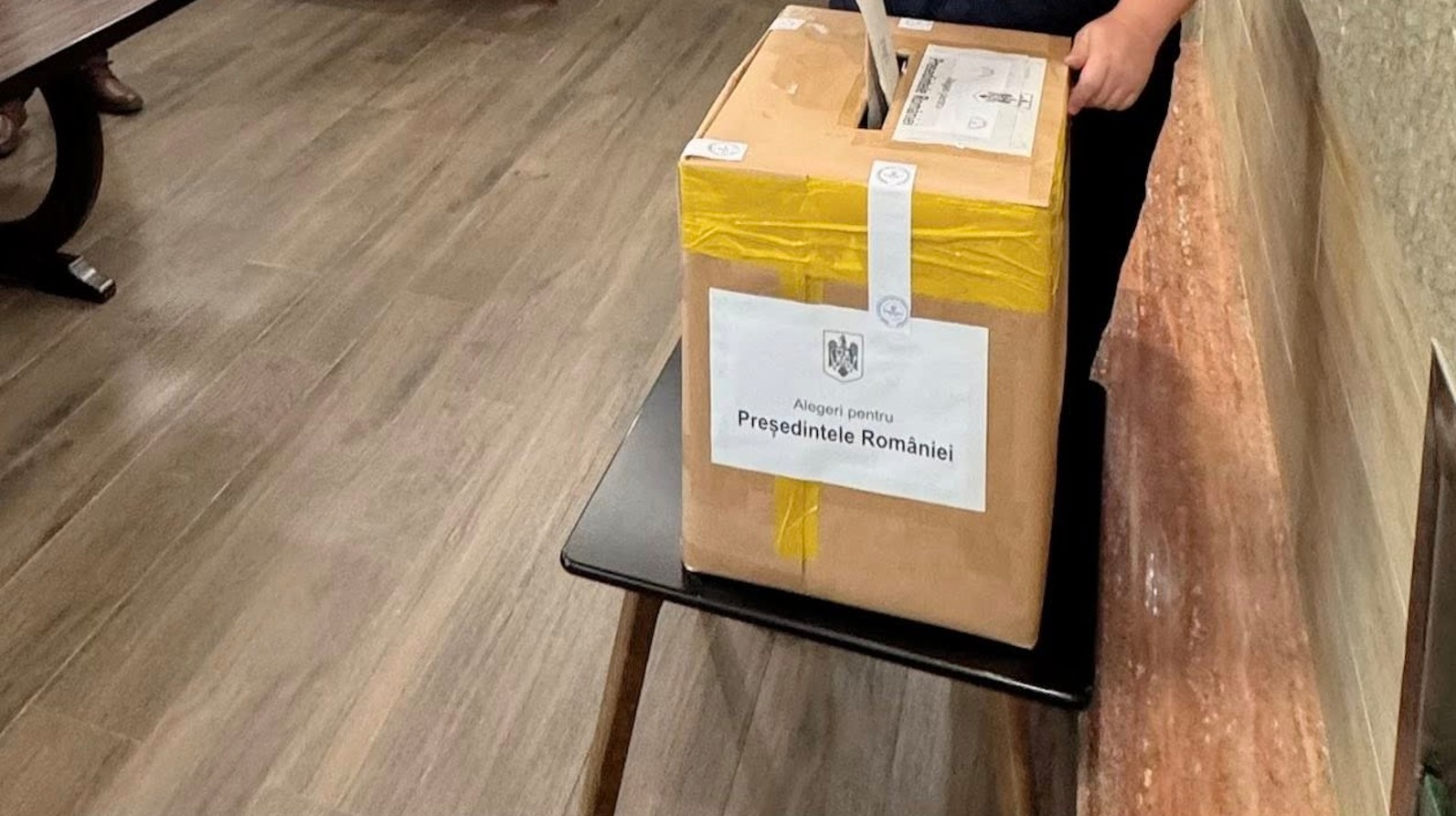 Sistemul care a jefuit România ni-l bagă pe gât pe Nicușor